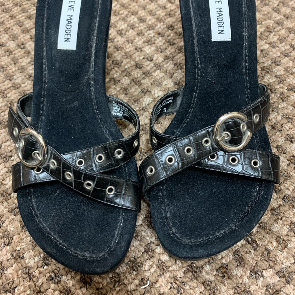 Steve Madden, flip flops black, heeled grommets across strap with buckle